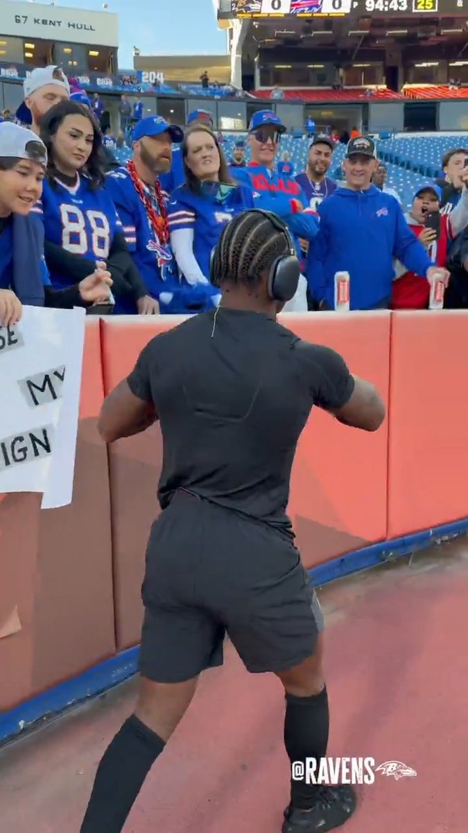 WR zay flowers showing love to the Flock in Buffalo. 💜