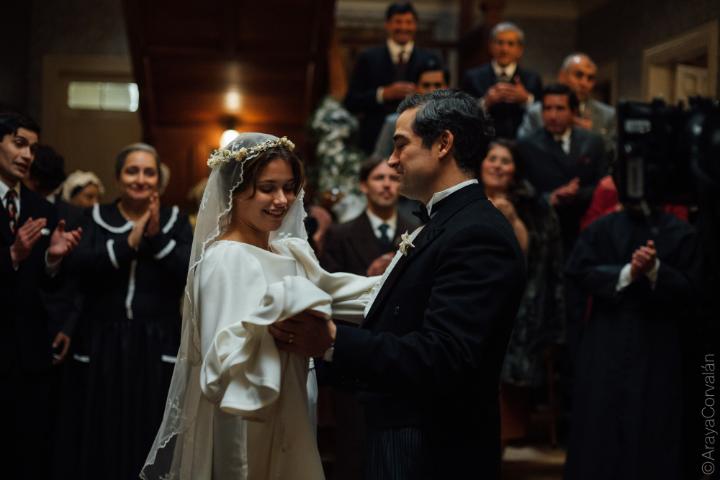“La Casa de los Espíritus” ✨ Hoy una memoria despierta y revelamos por primera vez una escena de la serie que llega próximamente a Prime Video.