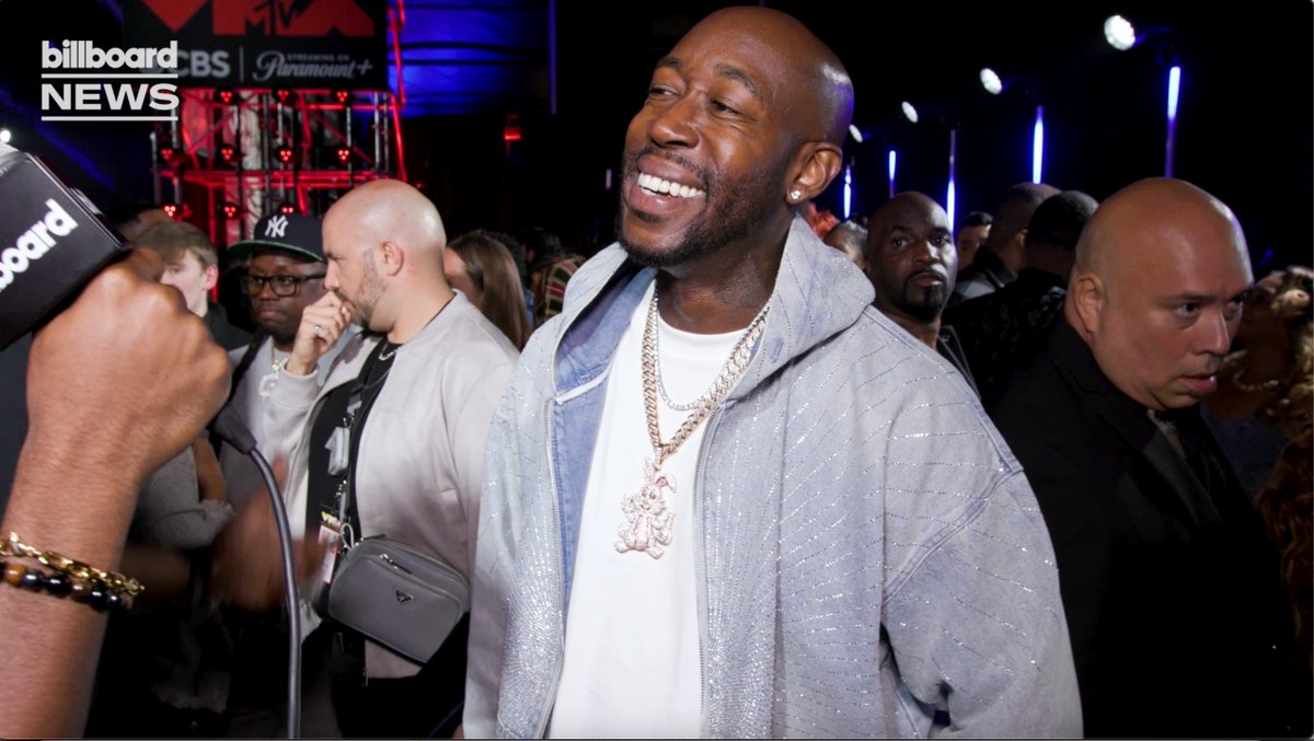 .Big 🐰 shouts out Leon Thomas and says 'Alfredo 3' might be on the way while on the VMAs red carpet with Billboard News 👏