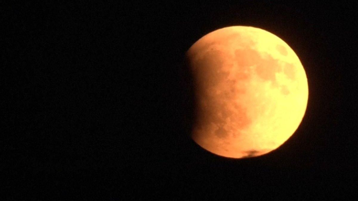 BBCニュース - 世界各地で皆既月食「ブラッド・ムーン」、アジアからウクライナまで