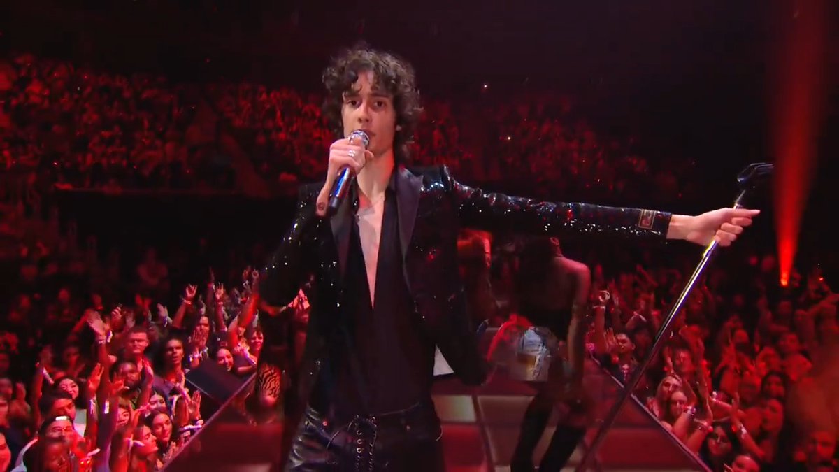 sombr performing "Back to Friends" and "12 to 12" at the 2025 VMAs 🎙️