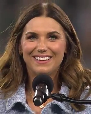 a full minute standing ovation for Alex Morgan 🥹