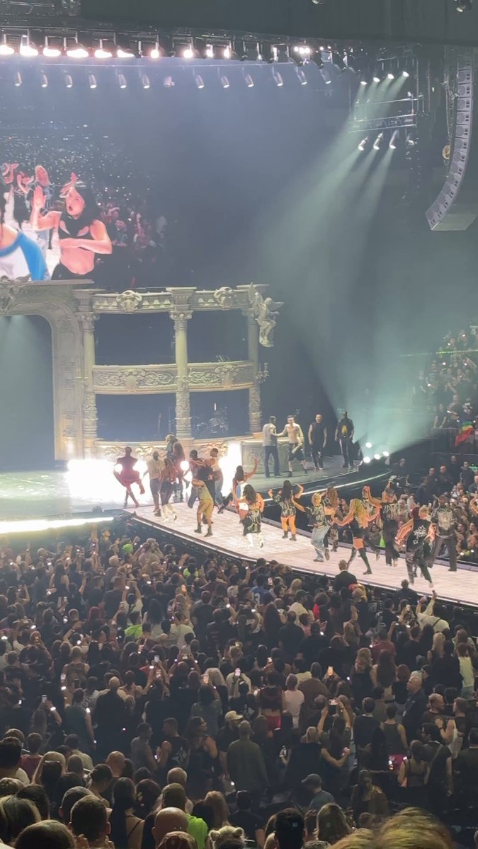 🎥 Completo: Lady Gaga encerrando o último show da MAYHEM Ball em Nova York com "The Dead Dance". Ela tá tão feliz e animada, que noite! ❤️
