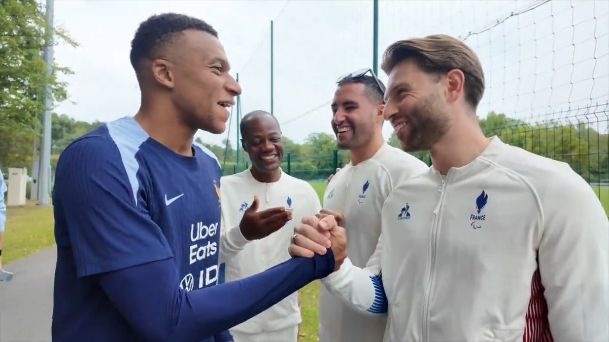 Pour célébrer les 1 an de leur médaille d'or aux Jeux de Paris, l'Équipe de France de Cécifoot a rencontré l’Equipe de France ⭐⭐ 🥇 Les Champions Paralympiques seront au Parc des Princes demain où ils suivront la rencontre 🆚 Islande en audiodescription grâce à une appli mobile.