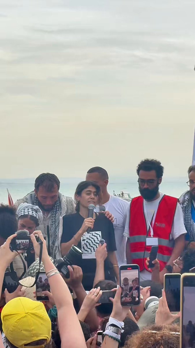 🇹🇳🇵🇸 | Arrivée de la flottille Global Sumud en Tunisie ! Des milliers de Tunisiens ont accueilli à Sidi Bou Saïd les militants en route pour Gaza, dont l’eurodéputée Rima Hassan. Un moment de ferveur populaire où drapeaux palestiniens et slogans ont réaffirmé la solidarité indéfectible de la Tunisie avec la cause palestinienne.