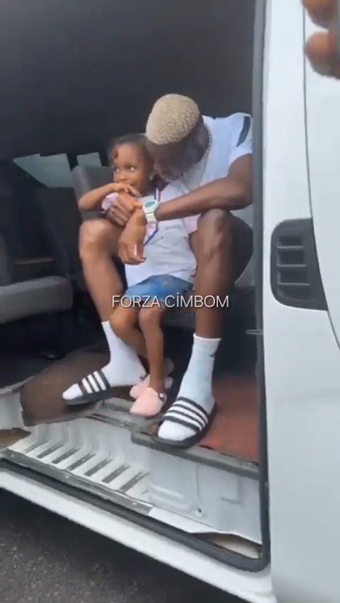 ✈️ Victor Osimhen, havalimanında.
