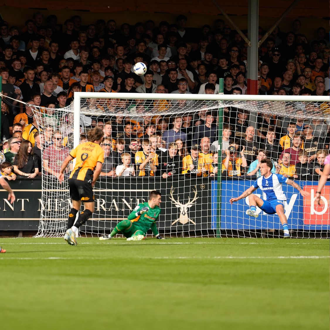 🚫 Keeping out the danger. 👊 Heroic from Hanno. #oafc