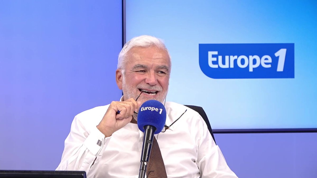 Scandale à France-Inter : "Je ne suis pas tombé de ma chaise en découvrant que Thomas Legrand et Patrick Cohen étaient de gauche mais ce qui m'intéresse c'est qu'ils passent leur temps à nous faire la leçon de journalisme" réagit Gauthier Le Bret dans #PascalPraudEtVous sur #Europe1