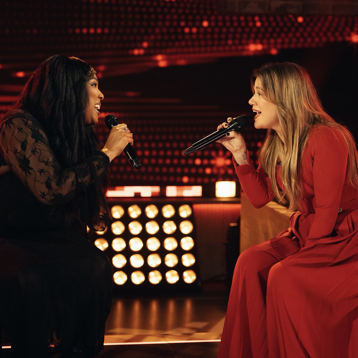 LIZZO WITNESSING ‘GOOD AS HELL’ GETTING KELLY CLARKSONED IN FRONT OF HER WASN’T ON MY 2025 BINGO CARD 😭