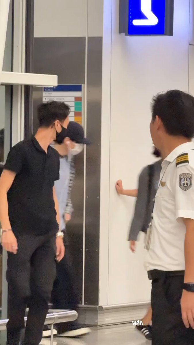 250908 Have a safe flight 🛫 Annie sang "Say my name LEE HYUKJAE!!" 🤣🤣 and hyukjae was embarrassed 🤫🤫 #EUNHYUK #은혁 cr wanan💤🐹