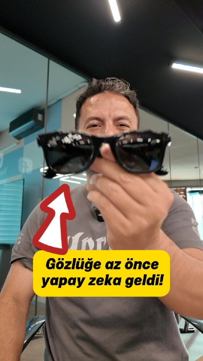 Meta AI, az önce gelen bildirimle Türkiye'deki cihazda çalışmaya başladı. Bu gözlüğü (Ray-Ban Meta Wayfarer) sadece fotoğraf, video, kulaklık olarak kullananlar, güncelleme ile beraber asistan olarak da kullanabilirler. Şimdilik İngilizce anlıyor.