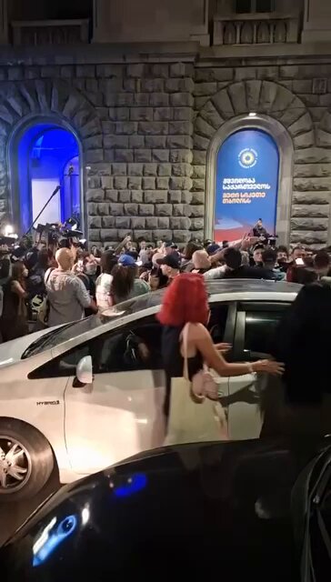 HAPPENING NOW: Tituskhy (regime thugs) attacked just a small number of protesters at the Georgian Dream’s campaign office on Melikishvili. They dragged people down. Police came in only later. Now I realize that they had vacated the place, in contrast to prior days, just to let the thugs beat us. #GeorgiaProtests 📷 Natia Letodiani