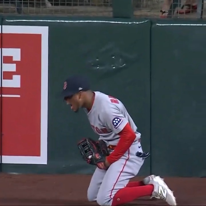 Another moment for Ceddanne's unreal home run robbery 🤯 JetBlue's #FlyestPlays