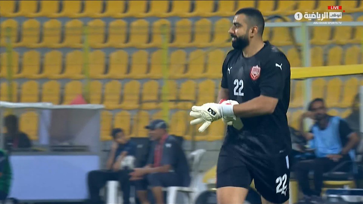 لقطة طريفة.. تأخر بداية الشوط الثاني بسبب حارس منتخب البحرين إبراهيم لطف الله 🧤 #الإمارات_البحرين