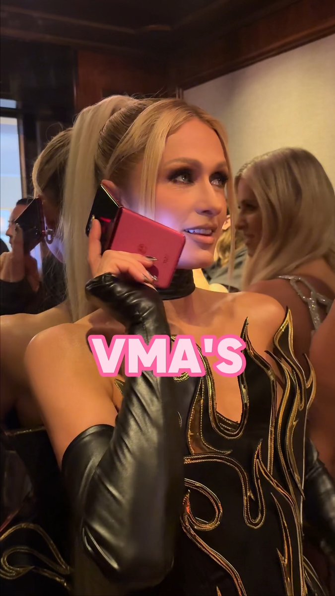 Fashionably late? More like chronically iconic ✨💄💅🏻 #MTV #vmas 👯♀️