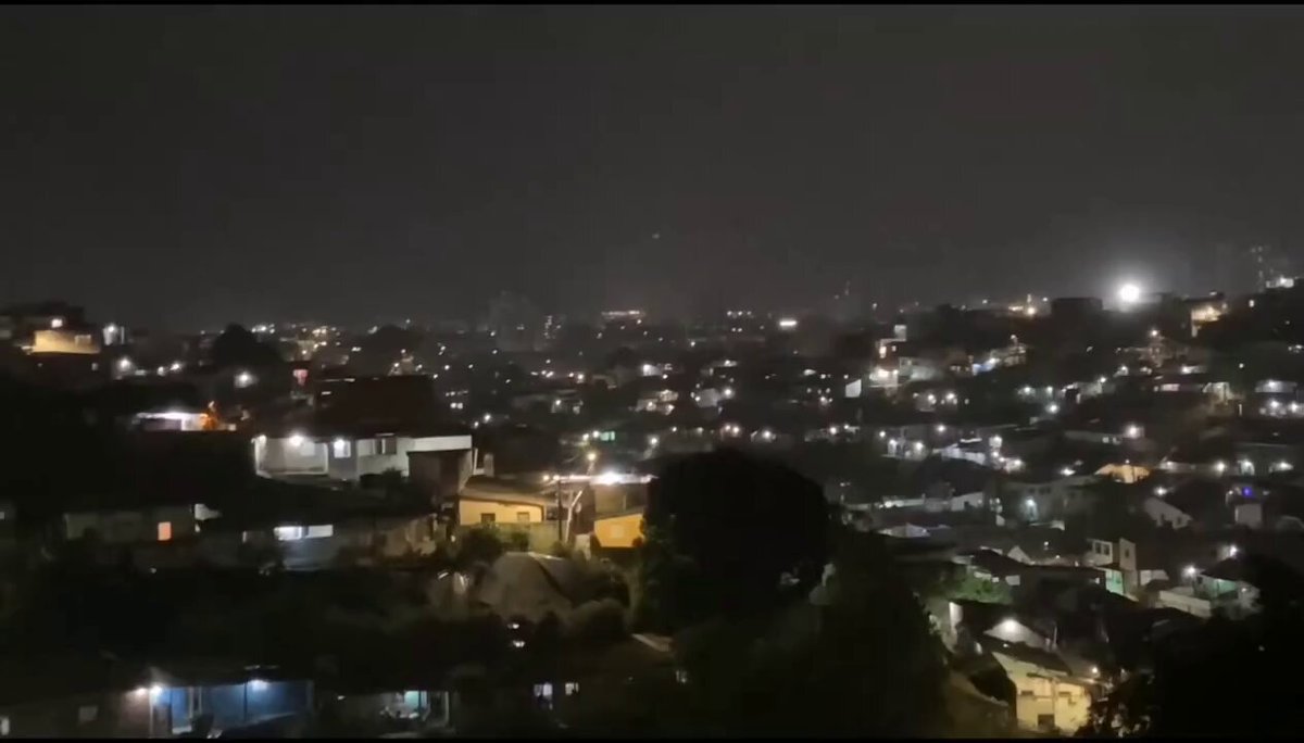 🔥 Festa na Favela! Ontem, assim que o juiz apitou o fim do jogo, os céus do Alto do Pascoal se iluminaram. É a voz da comunidade, é a força do povão! 🐍💪🏼
