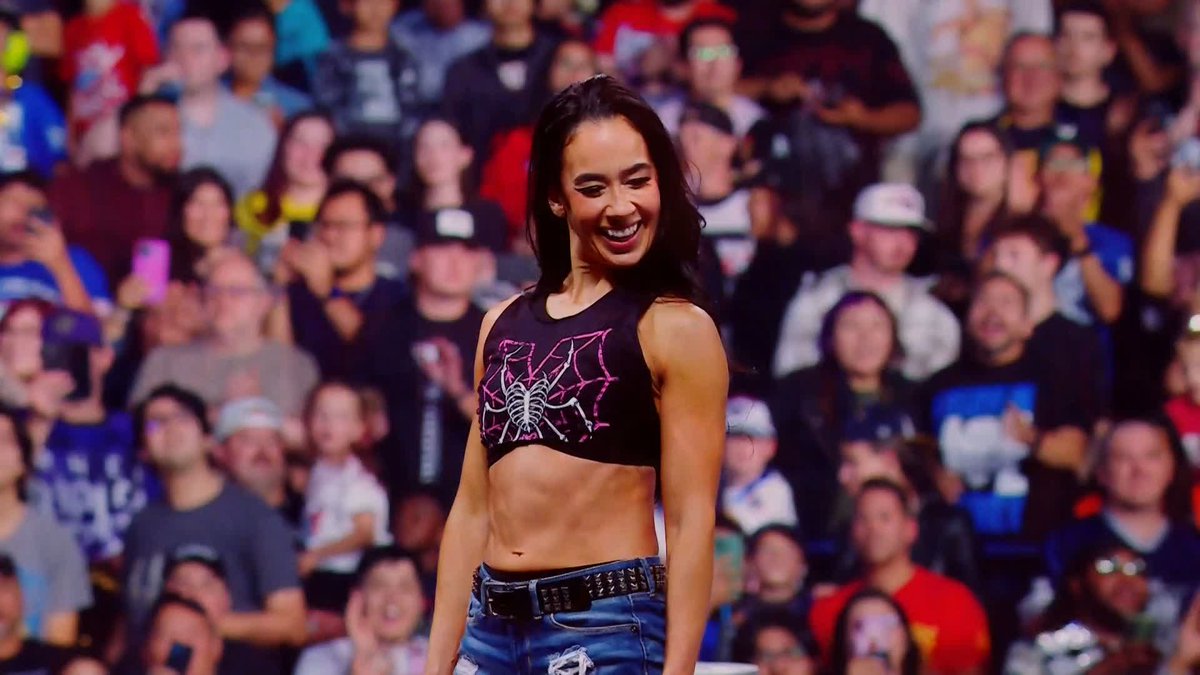 AUTÉNTICA. ATLÉTICA. CARISMÁTICA. PIONERA. MOTIVADORA. ROMPEDORA DE ESQUEMAS. AJ LEE ESTÁ EN CASA 🖤