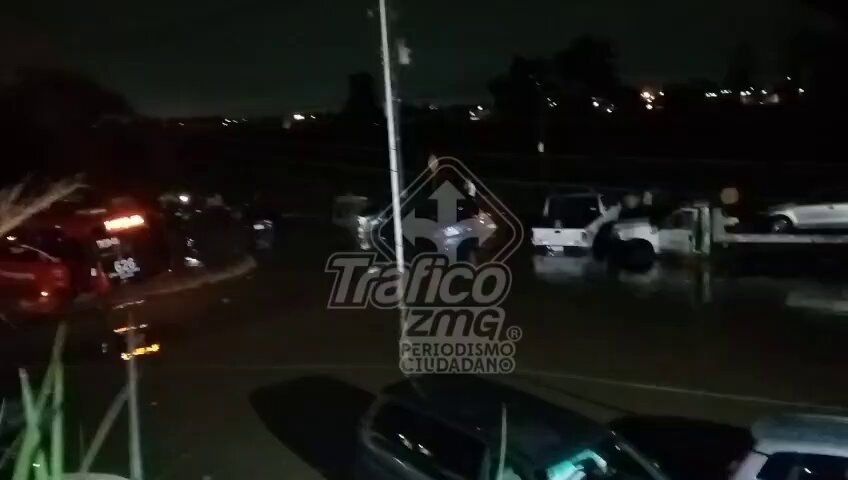 Voy derecho y no me quito 🚌⬅ A pesar de las inundaciones, autobuses siguen circulando sobre Jesús Michel González, esquina con Camino a Las Amarillas #TráficoZMGPeriodismoCiudadano
