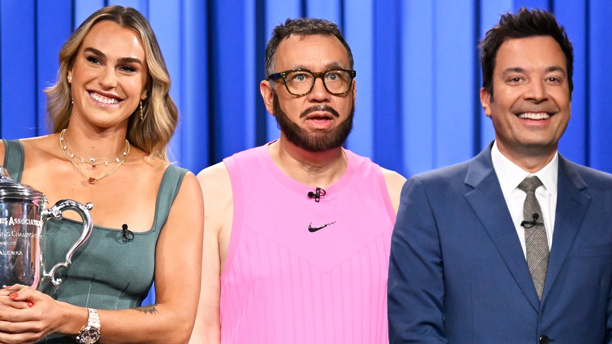 .US Open Tennis winner Sabalenka Aryna crashes Jimmy’s monologue accompanied by her fellow winner “Carlos Alcaraz” (Fred Armisen) 🤣 #FallonTonight