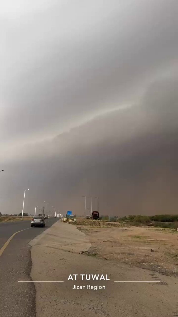 عصر الأمس،منظر مهيب لسحابة الطوال و هي مقبلة،جازان⛈️