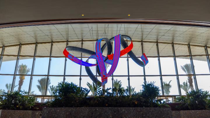 من وحي تراثنا العريق وطبيعتنا الساحرة، يرحب "مطار البحر الأحمر الدولي" @RSI_Airport بزائريه بأعمال فنية فريدة. تصميمات مبتكرة تستلهم أصالة السدو السعودي، وجمال الشعب المرجانية، وتنوع الأعشاب البحرية؛ لتقدم تجربة وصول لا تُنسى تروي قصة وجهاتنا. للمزيد:
