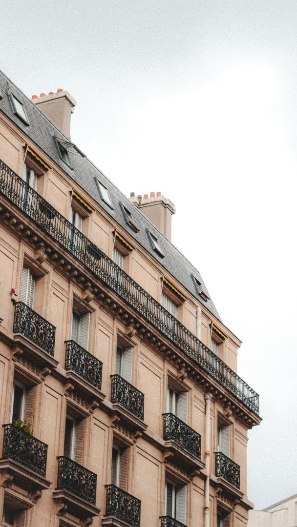 Énormes tensions sur le marché de la #location 🏠 L'offre de biens à louer dans les très grandes villes a été divisée par deux en l'espace de trois ans. Résultat, les offres sont prises d'assaut en quelques minutes et les prix s'envolent. 🎙️ Marie Coeurderoy