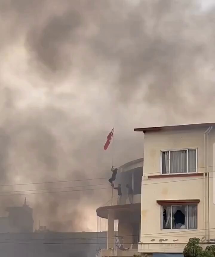 Queman el Parlamento de Nepal tras la dimisión del primer ministro El país sufre una segunda jornada de movilizaciones pese al toque de queda, después de los altercados de ayer que dejaron 14 muertos. Hoy los manifestantes sacaron la bandera comunista!