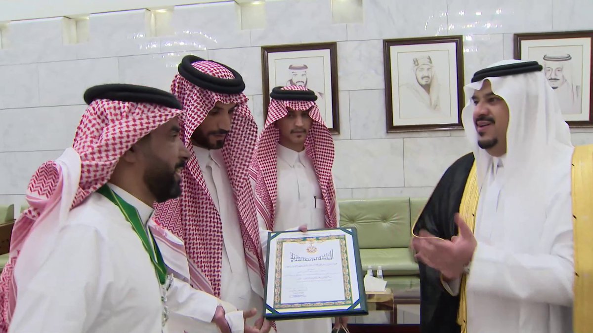 فيديو | نائب أمير منطقة الرياض يُسلم وسام الملك عبدالعزيز من الدرجة الأولى للمواطن ماهر الدلبحي #الإخبارية