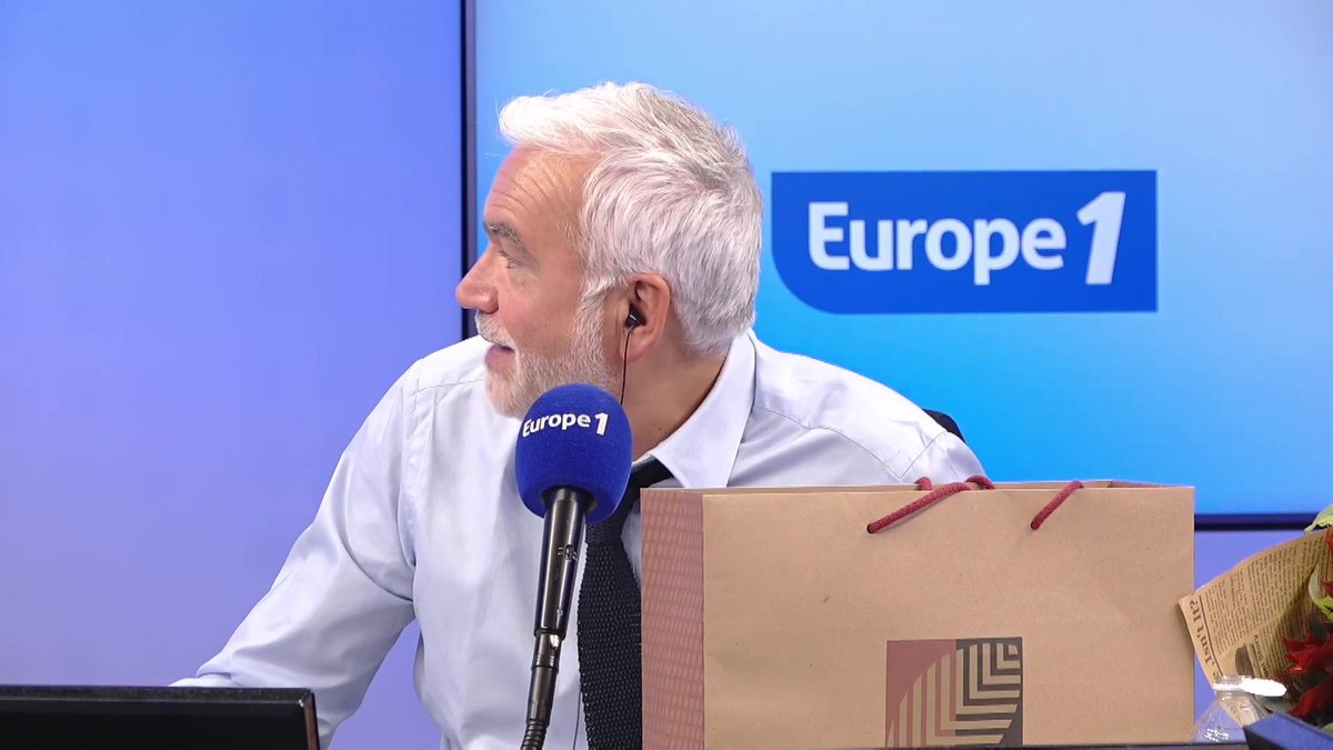 🎂 La grande famille Europe 1 souhaite un joyeux anniversaire à notre Pascal Praud en direct dans #PascalPraudEtVous ! 🎊
