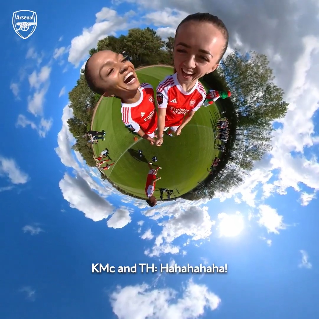It wouldn't be squad photo day without a certain 360° angle 👽