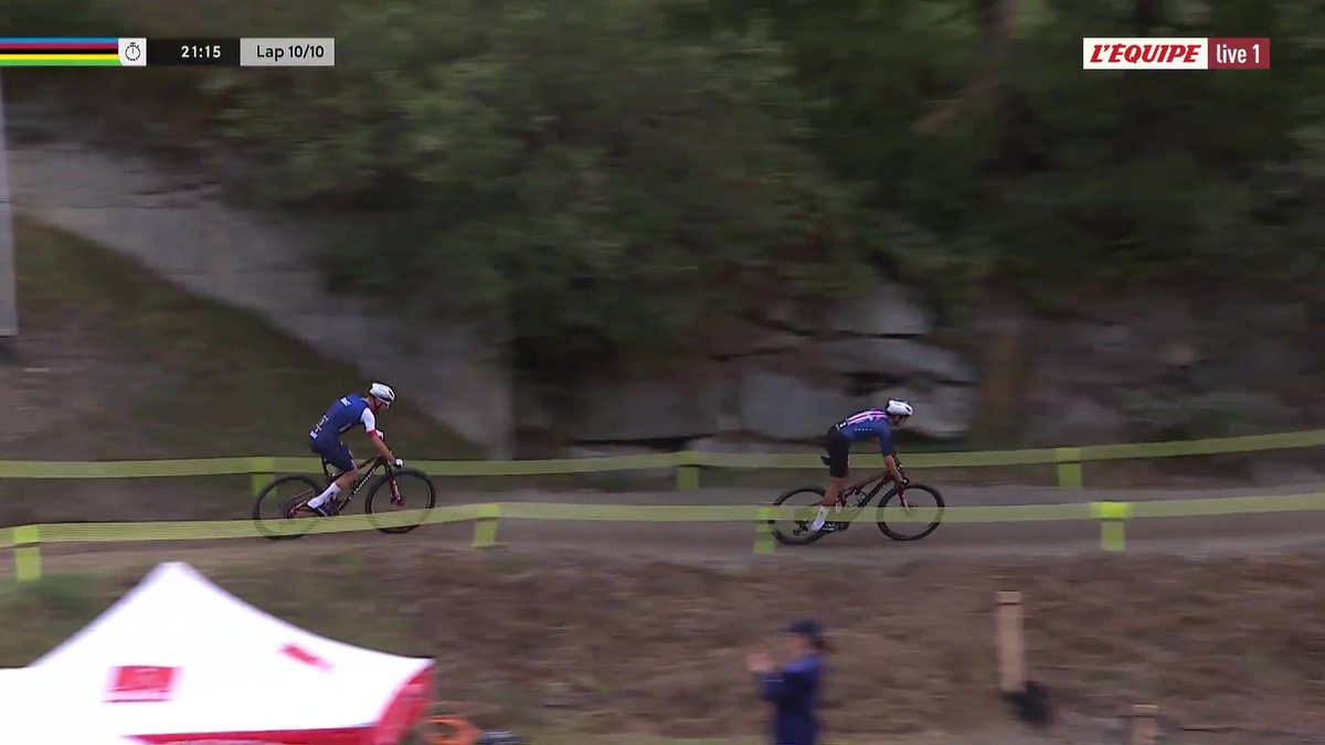 Victor Koretzky reste champion du monde de VTT cross-country short track ! Le Français conserve son titre au terme d'une grosse remontée sur Christopher Blevins dans le dernier tour ! Mathis Azzaro prend la médaille de bronze. #lequipeVTT