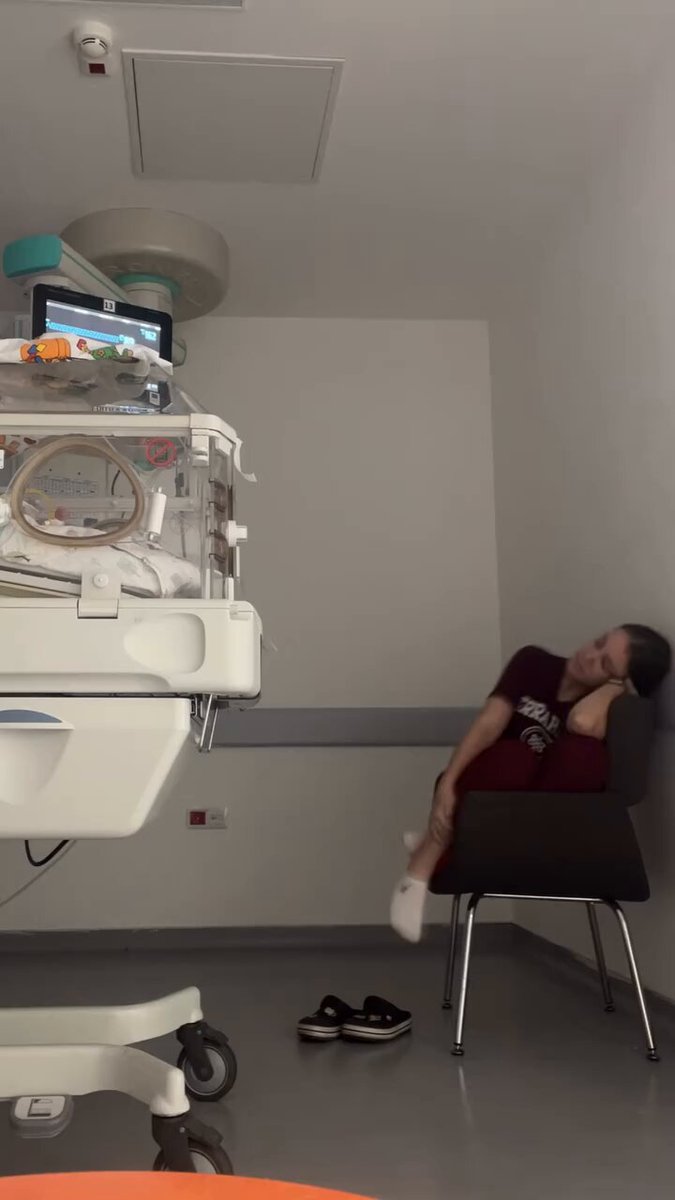Pediatri doktorunun paylaşımı: “Sizin gördüğünüz bu 15 saniye benim tüm gecemdi. Kritik bir hastaydı ve gözümü 1 dakika bile ayırmak içimi huzursuz ediyordu. Bir anne baba için çocuğunu hiç tanımadığın birine emanet etmek çok zordur, ben de bunu layığıyla yapmak istiyorum.”