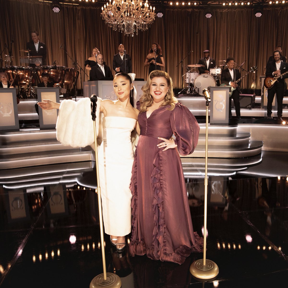 I love how whenever Kelly Clarkson and Ariana Grande perform together, they always look so happy like they finally get to sing with someone who can actually keep up with them 😂