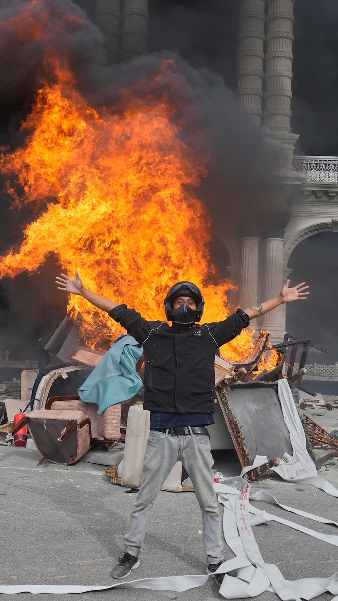 "Time is up for these old leaders. We don't need them, we need youth." Gen Z-led protests against corruption and a social media ban in Nepal are intensifying. Demonstrators have set fire to the parliament, police stations and houses of politicians.