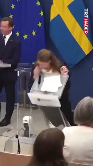İsveç Sağlık Bakanı Elisabet Lann, basın toplantısında bayıldı.