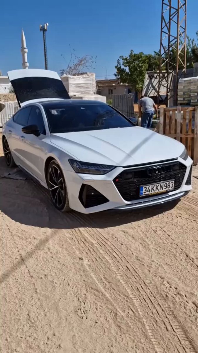 Şanlıurfa Akçakale’de lüks spor bir araçla çimento taşındı.