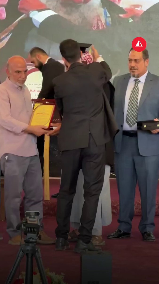 تكريم والديْ خريج جامعة إدلب محمد طاهر همام عبد الباقي، أحد الذين استشهدوا في معارك تحرير سوريا