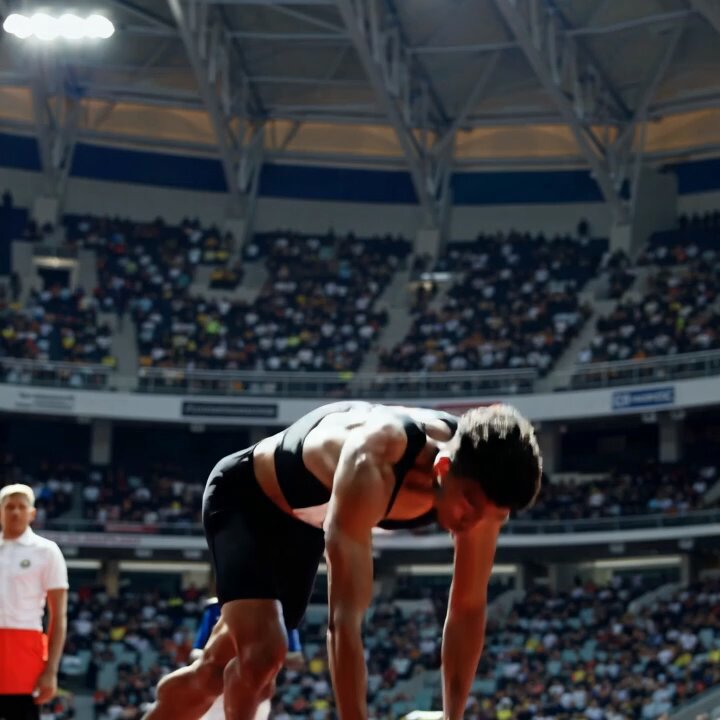 Equilibrio non è stare fermi. È muoversi... senza cadere. Ogni essere vivente cerca l'equilibrio. Ma chi lo raggiunge davvero... sa che non è un punto. È un processo. Stabilità non è rigidità. Non sei stabile quando non ti muovi... sei stabile quando puoi muoverti in ogni direzione, senza paura. Il corpo conosce l'equilibrio. La mente lo ostacola. Le emozioni lo sfidano. La vera tecnologia dell'essere... inizia quando smetti di controllare e impari ad ascoltare. Equilibrium. Ritrova il centro che ti permette di andare ovunque. EQUILIBRIUM: Una Tecnologia Scientifica dell'Espressione Umana : ENOC, Progetto, Ghioni Phd, Dr Fabio, Ghioni, Fabio: Libri
