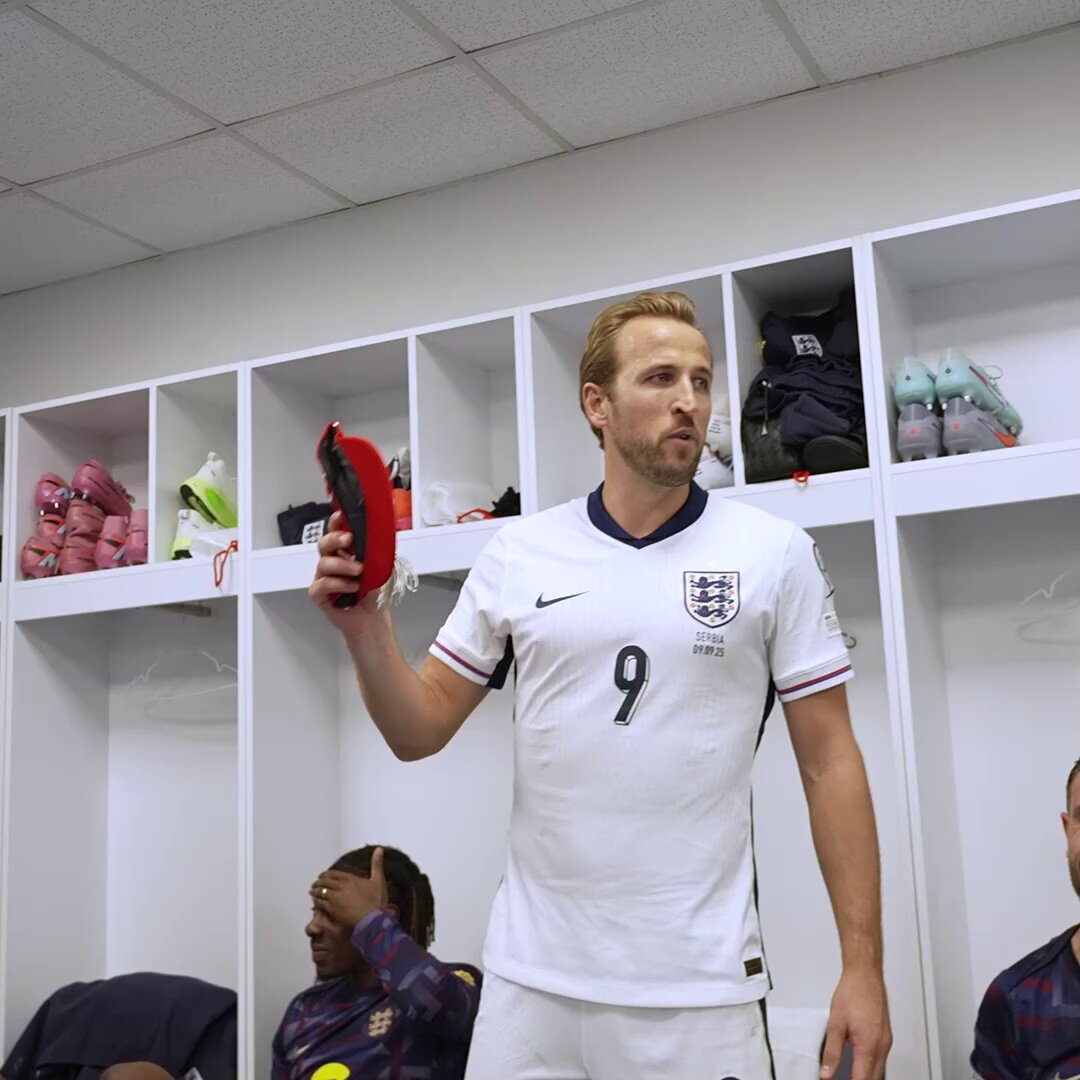 Who’s cutting onions? 🥲 A special moment in the #ThreeLions dressing room, as an emotional Harry Kane presents Djed Spence with his legacy cap 🧢❤️