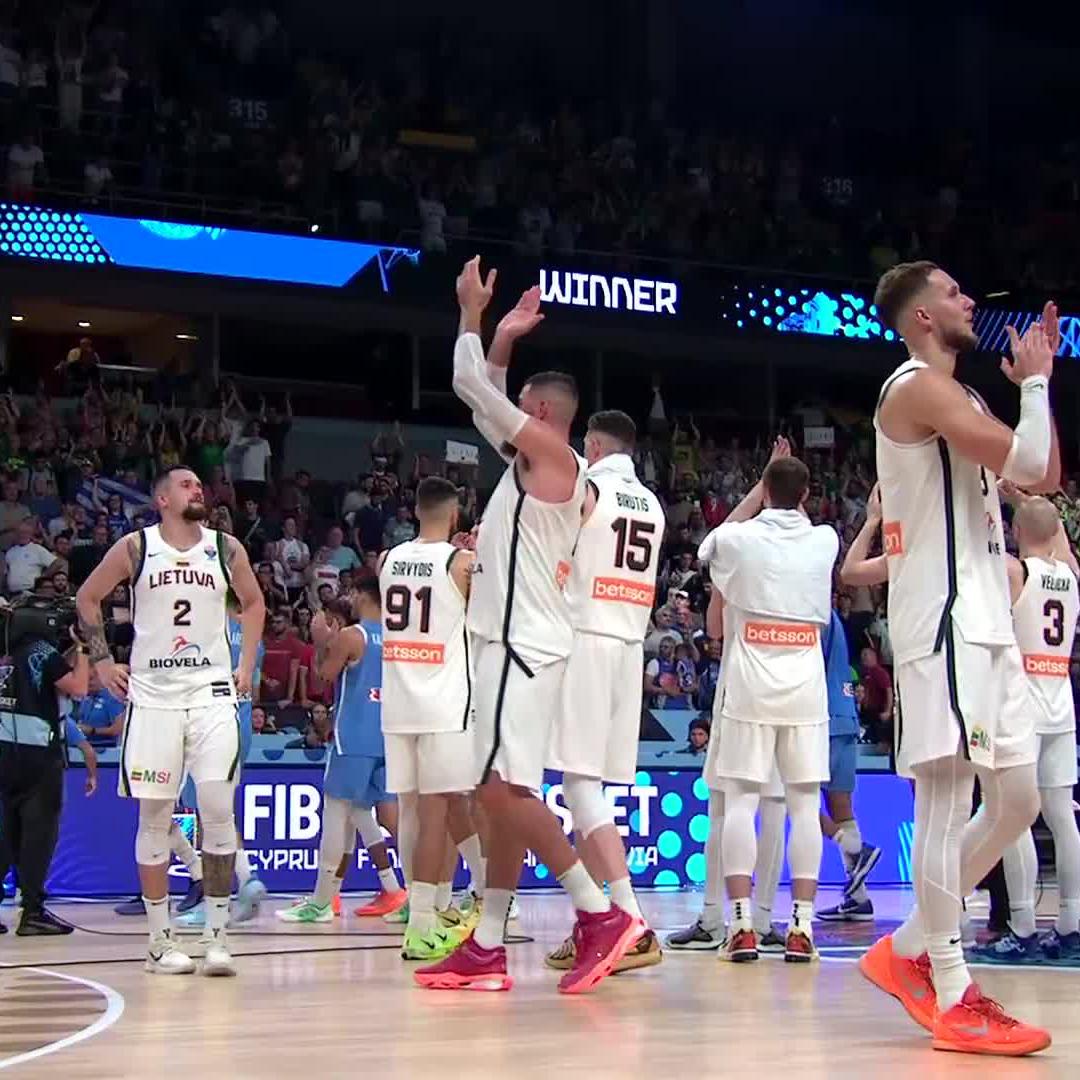 👏 Litvanya taraftarları, Yunanistan'a elendikleri maçın ardından takımlarına böyle destek verdiler. 🇱🇹 Bambaşka bir basketbol kültürü…