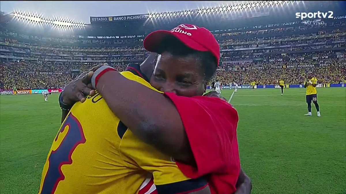 Moisés Caicedo e sua mãe antes do jogo entre Equador e Argentina. ❤️ 🎥 sportv | ge