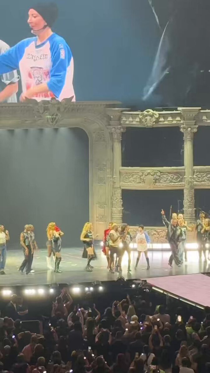 lady gaga dançando em perfeita sincronia com seus dançarinos a coreografia de dead dance com um lookinho de sapatona machorra billie eilish core