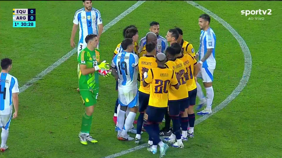 🟥 Otamendi expulso por falta em Enner Valencia, em Equador x Argentina. 🎥 sportv | ge