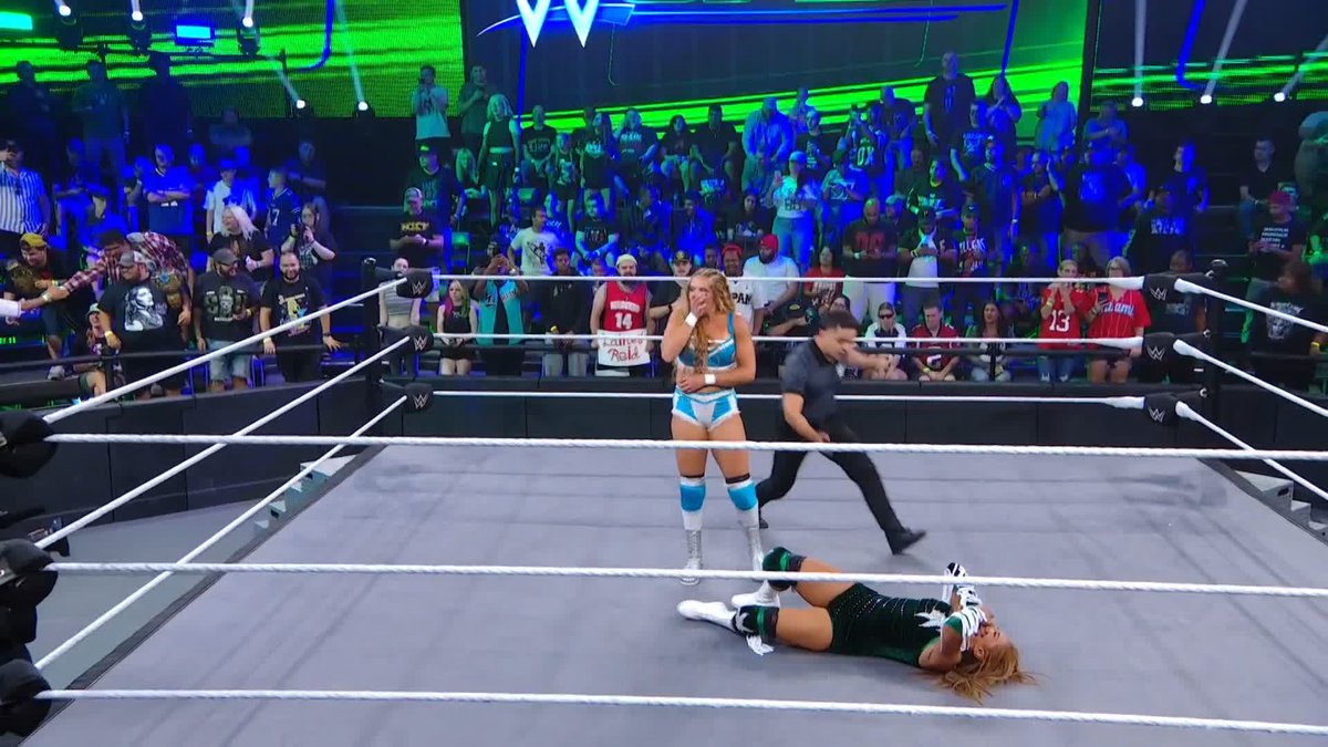 What an ending! 😱 A slight distraction by lowkey legend, and Lainey Reid is moving on in the Women's Speed Championship Tournament!
