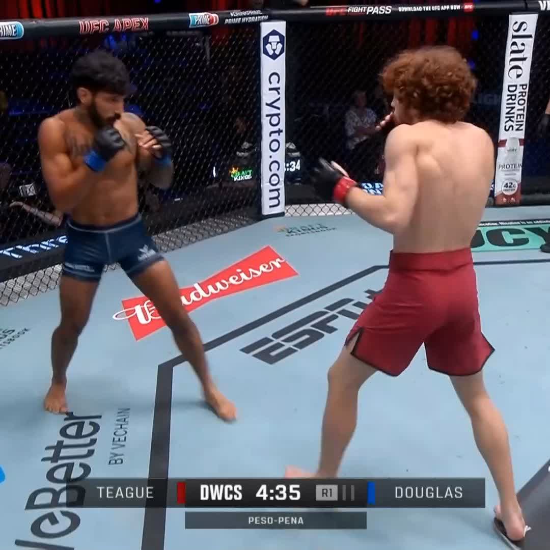 🚨 RESULTADO 🚨 BRUTAL: 🇧🇷 Lerryan Douglas, campeão peso-pena da LFA, derrotou 🇺🇸 Cam Teague, lutador com passagem no DWCS e também no boxe profissional, via KO no 1° round (0:36) pelo DWCS, agora há pouco, em Las Vegas. #DWCS