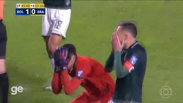 A festa dos jogadores e da torcida da Bolívia com a classificação para a repescagem da Copa do Mundo de 2026. 🎥 TV Globo 📺 | ge