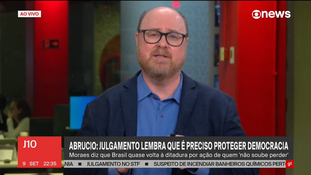 “É uma fala professoral. (...) O que estava falando o ministro Alexandre de Moraes é: o que é democracia, como funciona a democracia e por que é preciso reafirmá-la. Ora, a gente deveria pensar, se esse processo está caminhando para punir golpistas, e nós nunca punimos golpistas em nossa história, é a primeira vez, por que o ministro está reafirmando isso? Porque o golpismo não acaba com esse processo. O golpismo vai continuar com a discussão da anistia, o golpismo está aí falando em ditadura de toga. Uma coisa é criticar aqui e acolá elementos do processo, mas comparar isso à ditadura de toga que houve no regime militar não faz o menor sentido. Naquele momento, a ditadura de toga era mandar embora os ministros do Supremo que não concordassem com a ditadura militar. A fala do Moraes não é só sobre o processo em si. Ele está dizendo ‘olha, acabado esse processo, eu sei que vocês vão pedir anistia, que muita gente vai continuar acredito que a urna eletrônica perverte o princípio do voto, que muita gente vai pedir ajuda do Trump, ajuda externa, na eleição de 2026, que muita gente vai pensar num novo plano de golpe se não ganhar a eleição de 2026’. (...) A fala de Moraes diz respeito também ao dia seguinte”, diz Fernando Abrucio ao analisar fala do ministro de Alexandre de Moraes, do Supremo Tribunal Federal (STF), de que o Brasil quase volta a uma ditadura por causa de um grupo político que não saber perder. ➡ Assista ao #J10: #GloboNews