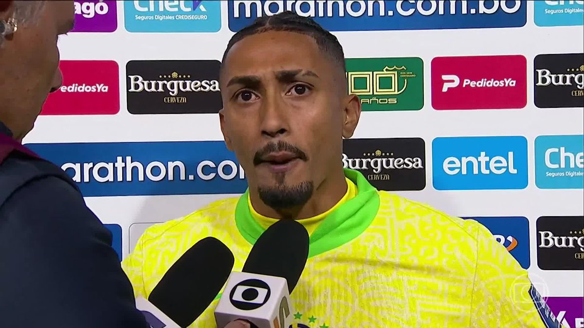 Raphinha critica altitude e arbitragem após Bolívia 1x0 Brasil: “Quando uma equipe te coloca a 4 mil metros de altitude para ganhar um jogo, isso te desfavorece muito. Depois, um jogo equilibrado em que o árbitro achou um pênalti.” 🎥 TV Globo 📺 | ge