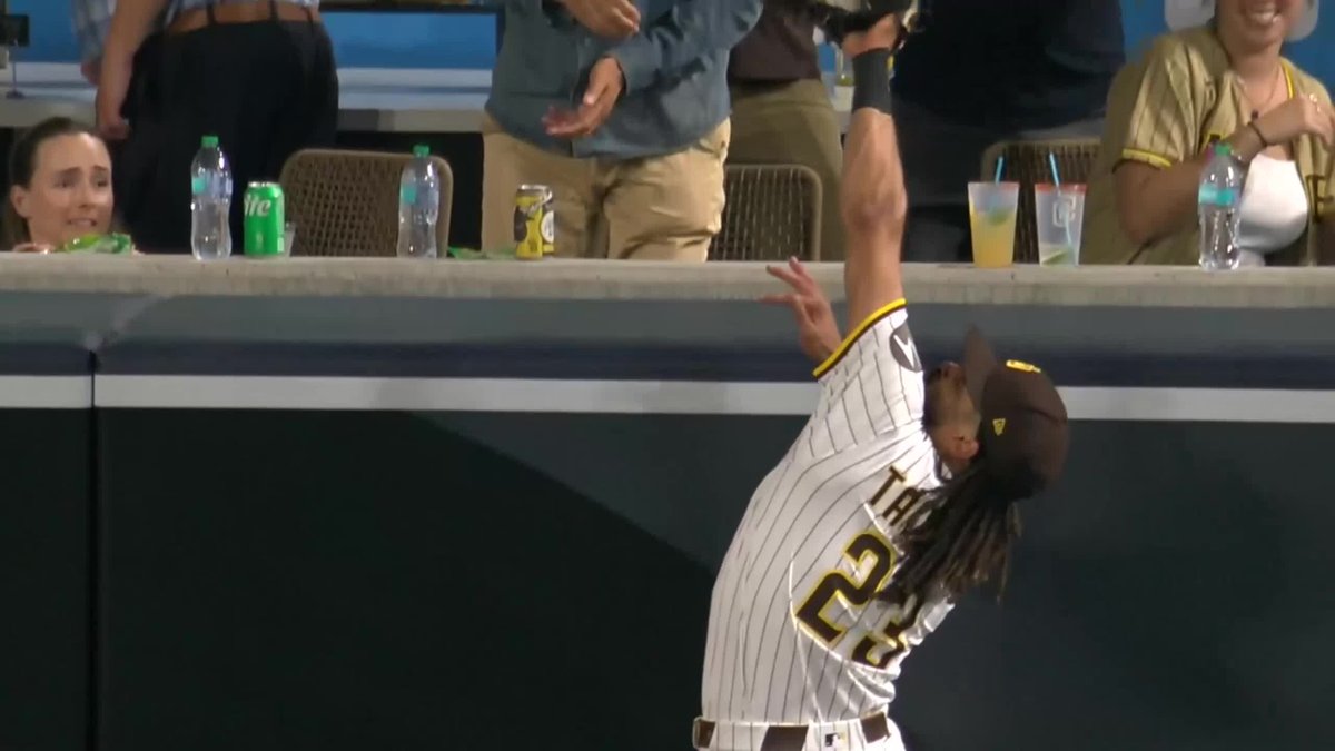 FERNANDO TATIS JR. WITH THE ELECTRIC ROBBERY 😮💨