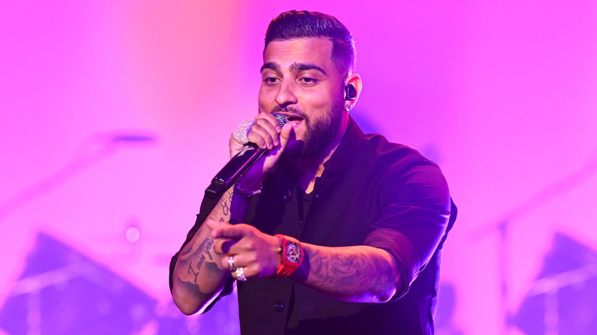 .Karan Aujla makes his US TV debut to perform "Boyfriend"! Watch the full performance ⬇️ #KaranOnFallon #FallonTonight